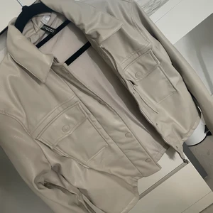 Cool & billig jacka.  - Använd typ 2 gånger. Köpte den spontant för den va unik. Men den ligger bara i garderoben just nu. Så har bestämt mig för att sälja den t någon annan som kmr använda den. 