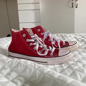 Röda converse  - Röda converse i stl 39. Bra skick men converse loggan har färgats. 160kr+frakt eller eget förslag på pris.