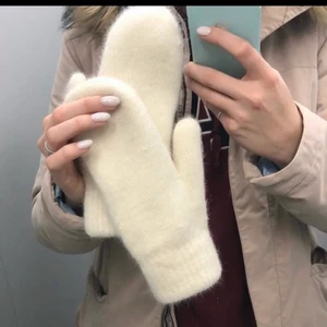 Vantar - Säljer nu dessa super fina vantarna💓 perfekt nu till höst och vinter💓 håller värmen bra  och är super söta dem är även fodrade💓(helt oanvända)💓 finns få exemplar så först till kvarn💓 