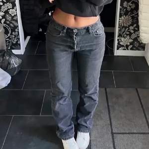 Midrise jeans från zara, gråa. Storlek 36. TRYCK INTE PÅ KÖP NU