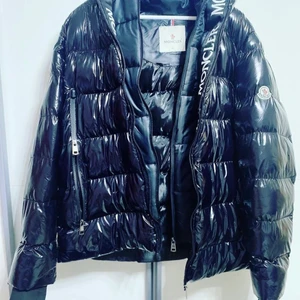 Moncler jacka - Hej! Här säljer jag min moncler jacka för 800kr den e använd 1 vecka ungefär den e som den ska den är inte trasig någonstans eller smutsig.  Jag har tagit hand om den väl kan skicka fler bilden om så önskas.