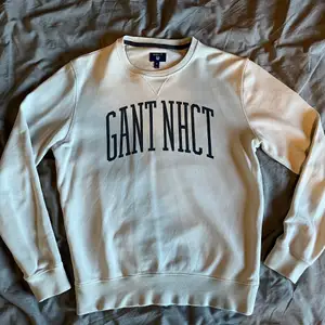 Vit (eggshell) sweatshirt från Gant i storlek M. Använd mycket men fortfarande i bra skick. Nypris ca 1000 kr. 