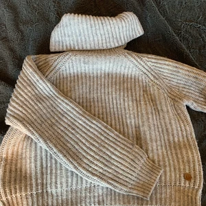 Stickad tröja - Säljer den jätte mysiga stickade tröjan. Den är i bra skick. Väldigt skönt material också. Skriv för fler bilder.💞