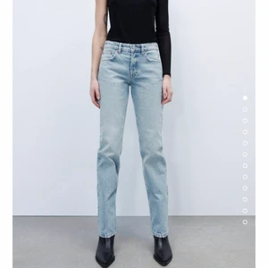 Ljusa jeans  - Säljer mina alldeles nya jeans från zara, aldrig använda. Kom privat för mer bilder och frågor. Köparen står för frakten ❤️🥰