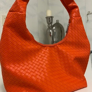 Väska  - Säljer nu min väska då jag inte använder den. 