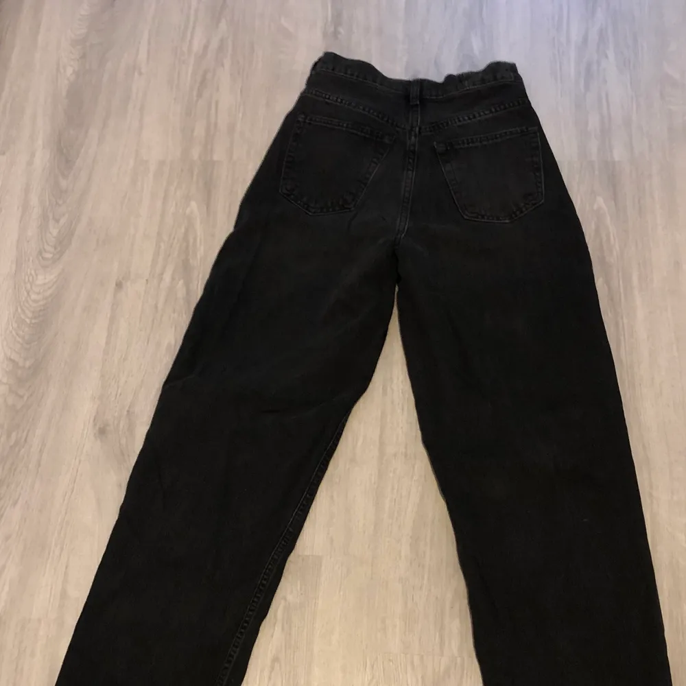 Säljer mina fina jeans från carlings då de tyvärr har blivit för små för mig. Färgen är lite urtvättad så lite mer åt de grå hållet. Köpta för 600kr  Frakt: 66kr tryck inte på köp nu💕💕. Jeans & Byxor.