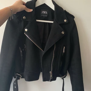 jacka - min älskade älskade jacka från zara, super fint skick! passar till hösten! frakten är inräknat i priset!!  