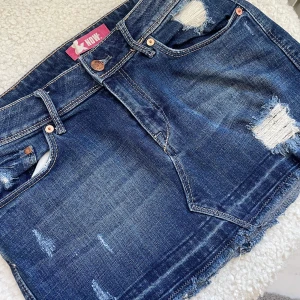 Kjol - Säljer min jeanskjol från &now! Den är lågmidjad och i super fint skick! Storlek 36, säljer den för 300! 