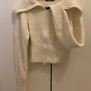 Vit stickad kofta - Mysig vit kofta som köptes på Gina Tricot sommaren 2021. Superfin passform som kan ha både låg och hög krage tack vare dragkedjan. 