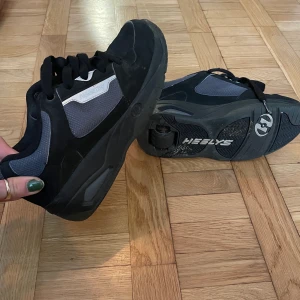 Rullskor  - Ascoola skor med hjul i hälen. Märket heelys.