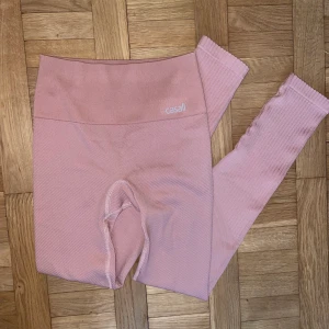 Casall träningstights - Helt oanvända. Stretchiga och sjukt bekväma. Söt färg. 