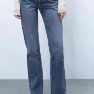 Säljer ett par zara jeans mid rise som inte säljs längre, helt nya!!!! I storlek 34, säljer för köpte två olika storlekar 