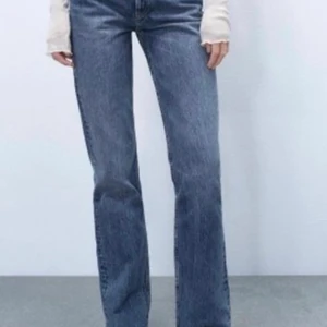 Zara jeans mid rise - Säljer ett par zara jeans mid rise som inte säljs längre, helt nya!!!! I storlek 34, säljer för köpte två olika storlekar 