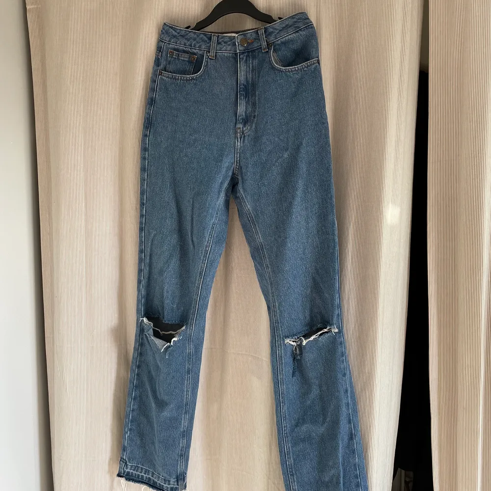 Supergoa jeans från nakd med egenklippta hål på knäna! Sitter så fint på kroppen och har bra längd, jag är 170 cm för referens :)) sparsamt använda✨. Jeans & Byxor.
