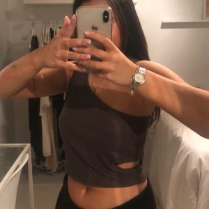 assymetriskt linne🌸 - säljer detta coola linne i en mörkgrå färg❤️