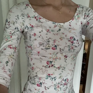 blommig topp - Så söt topp med öppen rygg💕! Från Bershka 