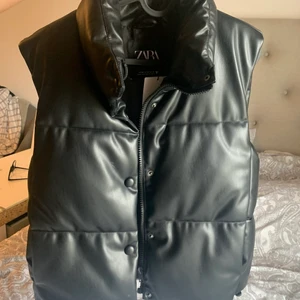 Zara - Säljer en svart väst från zara. Aldrig använd och prislappen är på. Köparen står för frakten.