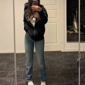 Zara jeans storlek 34 - Säljer mina mid Rise straight jeans från zara helt slutsålda, säljer då de inte passar mig som jag vill att de ska passa( sitter för tajt vid midjan på mig då jag i normala fall har storlek 36) köpta för 400kr 