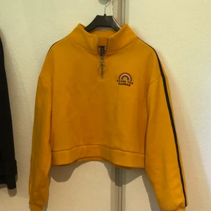 Tröja - Croppad. Från H&M storlek M. 30kr + 66kr frakt !