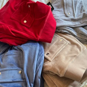 Juicy byxor  - Hej, någon intresserad på juicy de är helt nya o har pris lap kom tyvär i fel storlek o fick ingen retur kontakta mig om ni vill köpa helst pris 900 för de kostar ju 1099 original pris o de är nya men pris kan diskuteras!💞 först till kvarn som gäller!