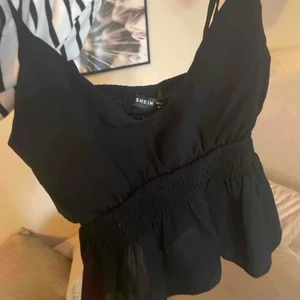 Volangtopp!! - As söt topp från shein. Justerbara band🫶🏼Säljer då den ej är riktigt i min stil. Köpare står för frakt💘(lånad sista bild) 