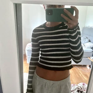 Randig zara tröja - Såså fin randig långärmad tröja från Zara. Sparsamt använd, känns som ny. Storlek M men passar perfekt på mig som brukar ha S🖤🤍