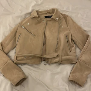 Beige jacka i mocka imitation - Beige jacka i mocka imitation, storlek S och är helt som ny. Perfekt till hösten/våren. 