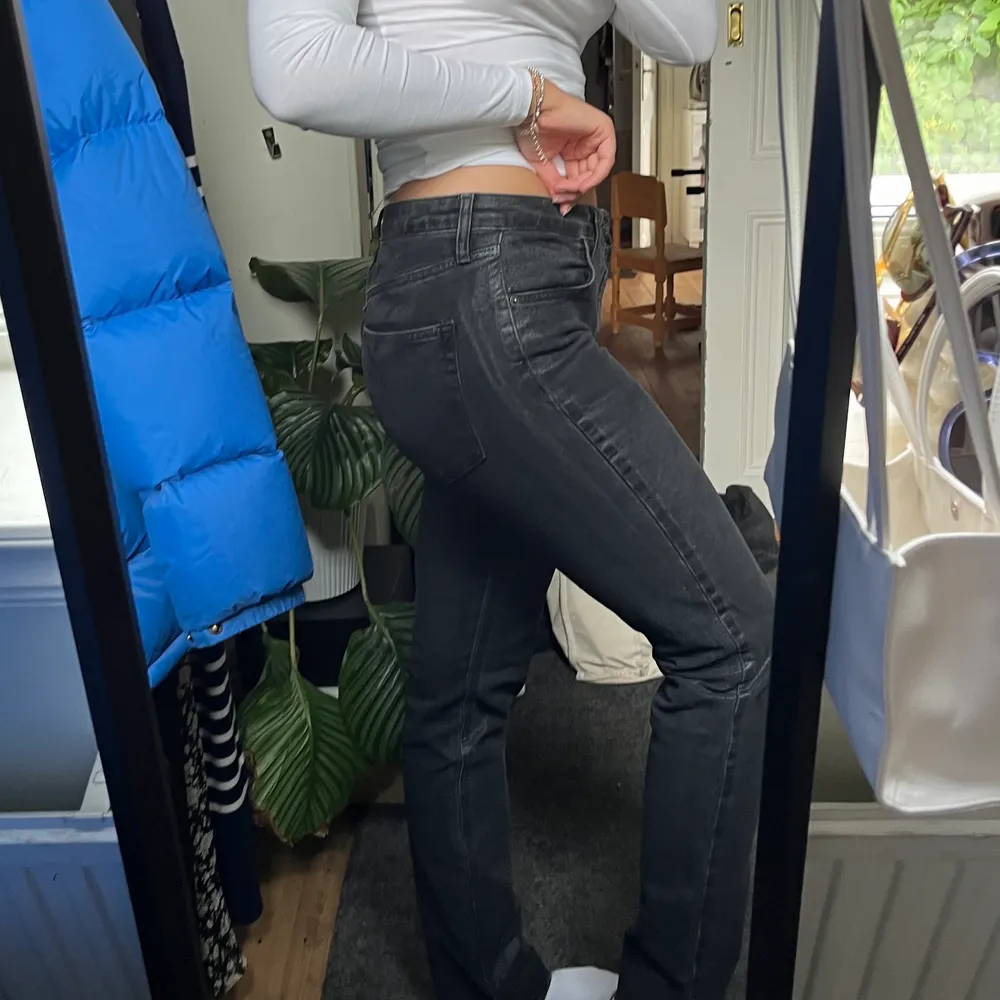 Skimrigs jeans från Zara, försöker visa skimret på sista bilden. Stora i storleken!. Jeans & Byxor.