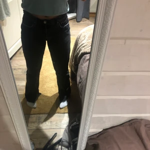 Gina tricot jeans storlek 42 - Köpte för inte så länge sedan har använt dom men inte jette mycket inget fel på dom dom har en slits eller vad man kan kalla det nere vid fötterna 