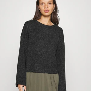 Grå stickad tröja - Grå stickad tröja, prislappen kvartal 