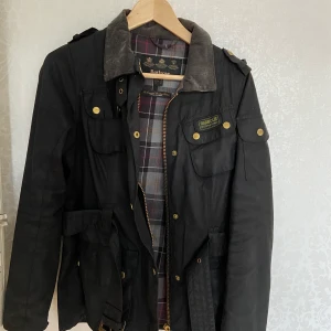 Barbour Oljerock - Barbour Oljerock Stl 36 Blev inlämnad på oljning/vaxning och inte använd mycket sen dess.  Kan skickas men då betalar köparen frakt