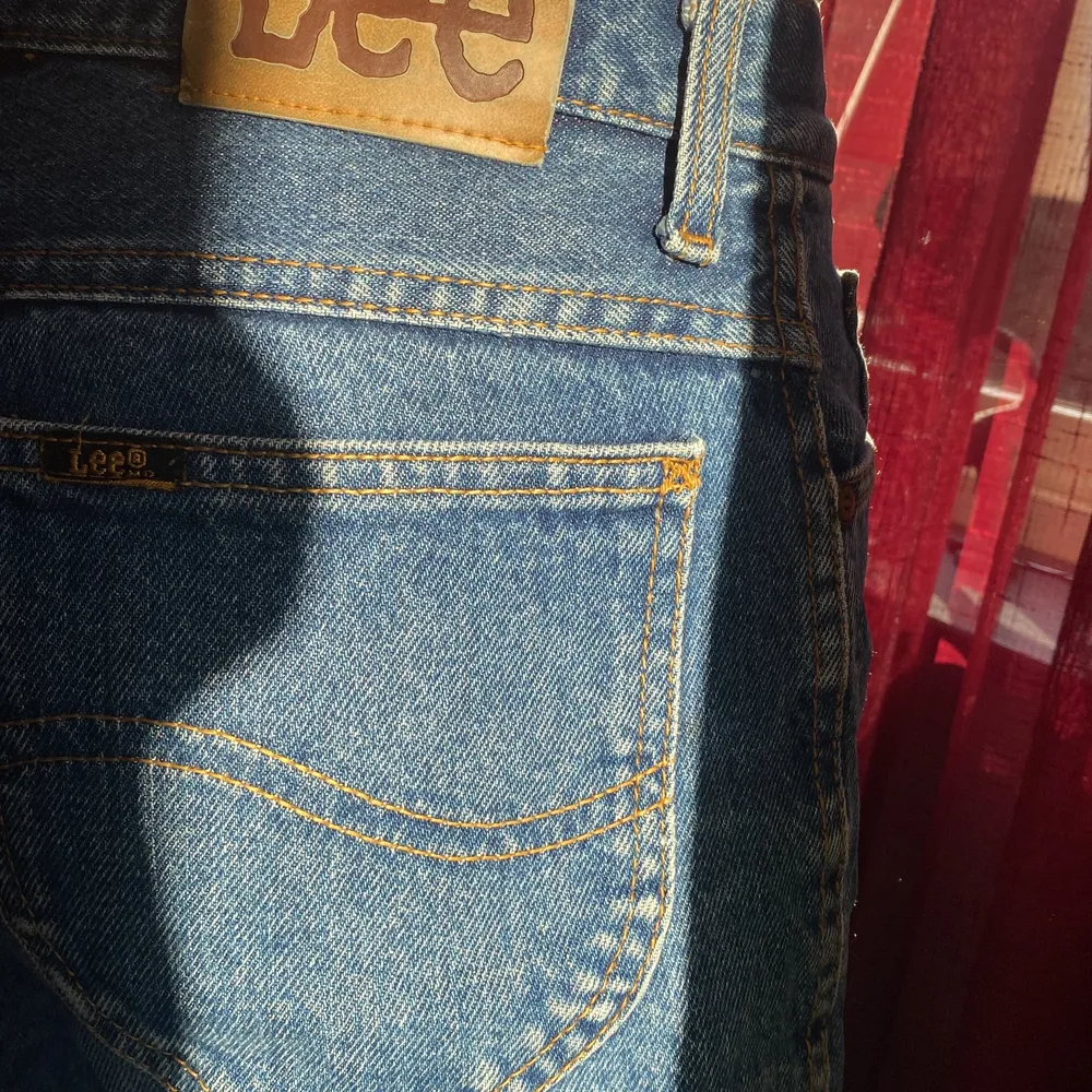 skitsnygga jeans från lee som tyvärr blivit för små för mig :( man ser inte storleken men skulle säga 28/30 ungefär! kan skicka mått :)). Farkut & Housut.