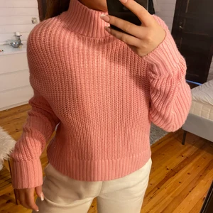 Stickad tröja  - En rosa stickad tröja från hm, stolek (XS) ej stickig, 80kr plus 60kr frakt 