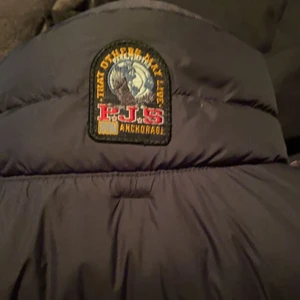 Parajumpers väst - Säljer denna pjs västen då den inte kommer till användning, använd några gånger så inga defekter eller tecken på användning! Pris går att diskuteras