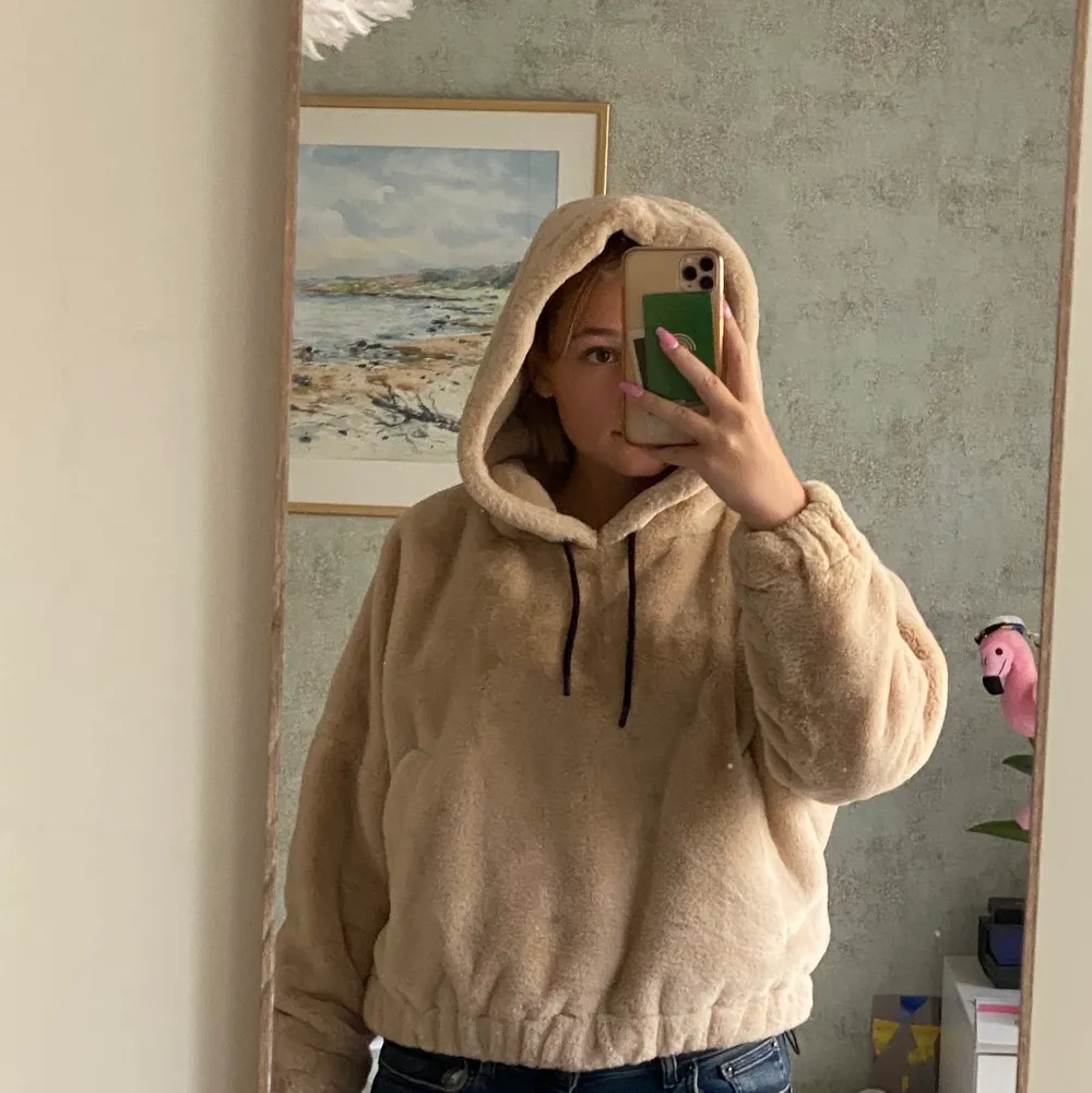 Super mysig fluffig hoodie från Zara! Aningen croppad i modellen. Justerbar midja. Jätte härlig och stor luva. Passar XS och en liten S. Aldrig använd!!. Hoodies.