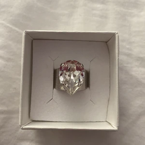 Caroline svedbom - Säljer min Caroline svedblom ring som är en Classic Drop Ring/Crysal eftersom den aldrig kommit till användning. Den är helt ny och aldrig använd💕 nypris är 600kr. Köparen står för frakten
