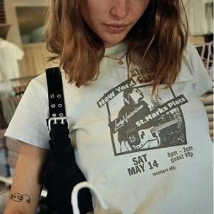 Brandy Melville  - Säljer denna super fina baby t från brandy.  Nyskick, andvänd max 3 ggr.  Tröjan är one-size men skulle säga att den passar xs-m Endast seriösa bud, vinner du budgivningen köper du tröjan.  