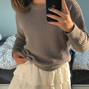 Urban Outfitters stickad tröja  - Bedårande grå stickad tröja från Urban Outfitters, något beskuren men passar utmärkt över kjolar eller flytande byxor med låg midja. Det är en storlek Small, jag är 158 cm för referens!