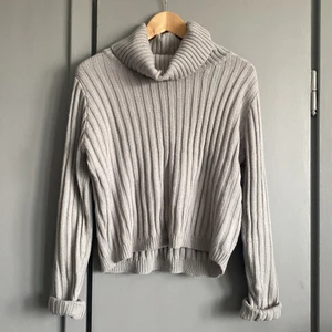 Stickad tröja - Stickad tröja med krage. Stl M