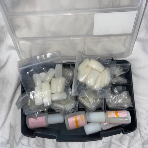 Lösnaglar samt lim - Hundratals lösnaglar i olika storlekar samt massa lim (osäker på om det fortfarande fungerar). Tror de kommer från Wish. Jag har bara tagit några enstaka då jag inte använder lösnaglar, som både fiol- och hockeyspelare haha. 🤪💗 40kr+frakt.