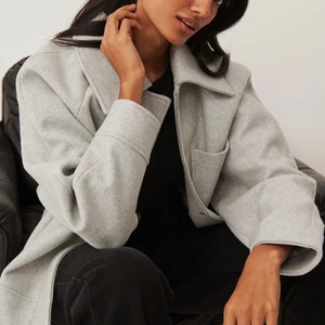 Kappa - Slutsålda kappan från nakd i storlek 32. Den är oversized därav är storleken ganska stor för att vara 32. Köpte förra hösten men har ej använt den mycket alls, inga skador och nästan som nyskick. Skriv privat för fler bilder och info!!💕💕😁