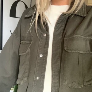 Grön zara jacka  - Säljer min superfina gröna Zara jacka som knappt använts. I storlek M men passar mig som vanligtvis har S också ❤️ TRYCK EJ PÅ KÖP DIREKT. Kan mötas upp eller frakta! KÖP DIREKT FÖR 500+frakt