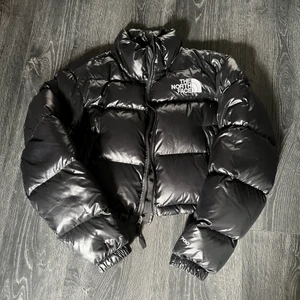 The north face - The North Face jacka kort modell strl Xs men passar även S. Nyskick, använd 3 gånger. skriv om ni undrar något💕 1800 kr men jag bjuder på frakt!💕💕
