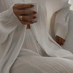 Vita plisserade byxor - Använda 1 gång från ZARA