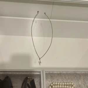 Silvrigt halsband - Silvrigt halsband, inte äkta silver men i bra skick🫶🏽🫶🏽 frakten kostar 13 inte 29 