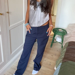 Lågmidjade baggy kostymbyxor  - Perfekta till skolan eller jobbet. Kan även vara jättesnygga till fest med någon cool topp. Lågmidjade och fint skick!💙🖤🙈🙈