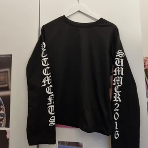 Cool sweatshirt med text - Säljer en cool sweatshirt som jag köpt på Wish💗En väldigt populär kpop tröja. Storlek S men passar även M, då den är lite oversized. Långa ärmar. Använd men är i bra skick. Köp inte direkt, jag tar swish💫