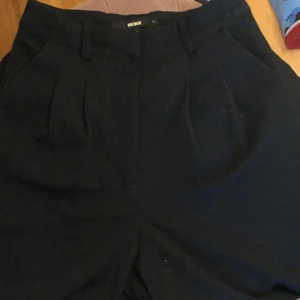 Kostymbyxor - Svarta wida kostymbyxor från bikbok i jättefint skick och väldigt sköna🖕🏼