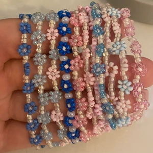 Blom armband 💗 - Ännu mer Blom-armband. Finns dem på bilden men även fler i andra annonser här på min sida! Går även bra att önska egna färger/modeller💗 Ett armband kostar 25kr så dem tar lång tid att tillverka, två för 45kr frakten ligger på 13kr och betalas av köparen☺️