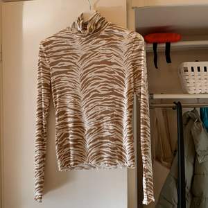 Cool zebrarandig tröja från Lindex! Använd endast 2 gånger och är som i nyskick! Pris kan diskuteras!💕